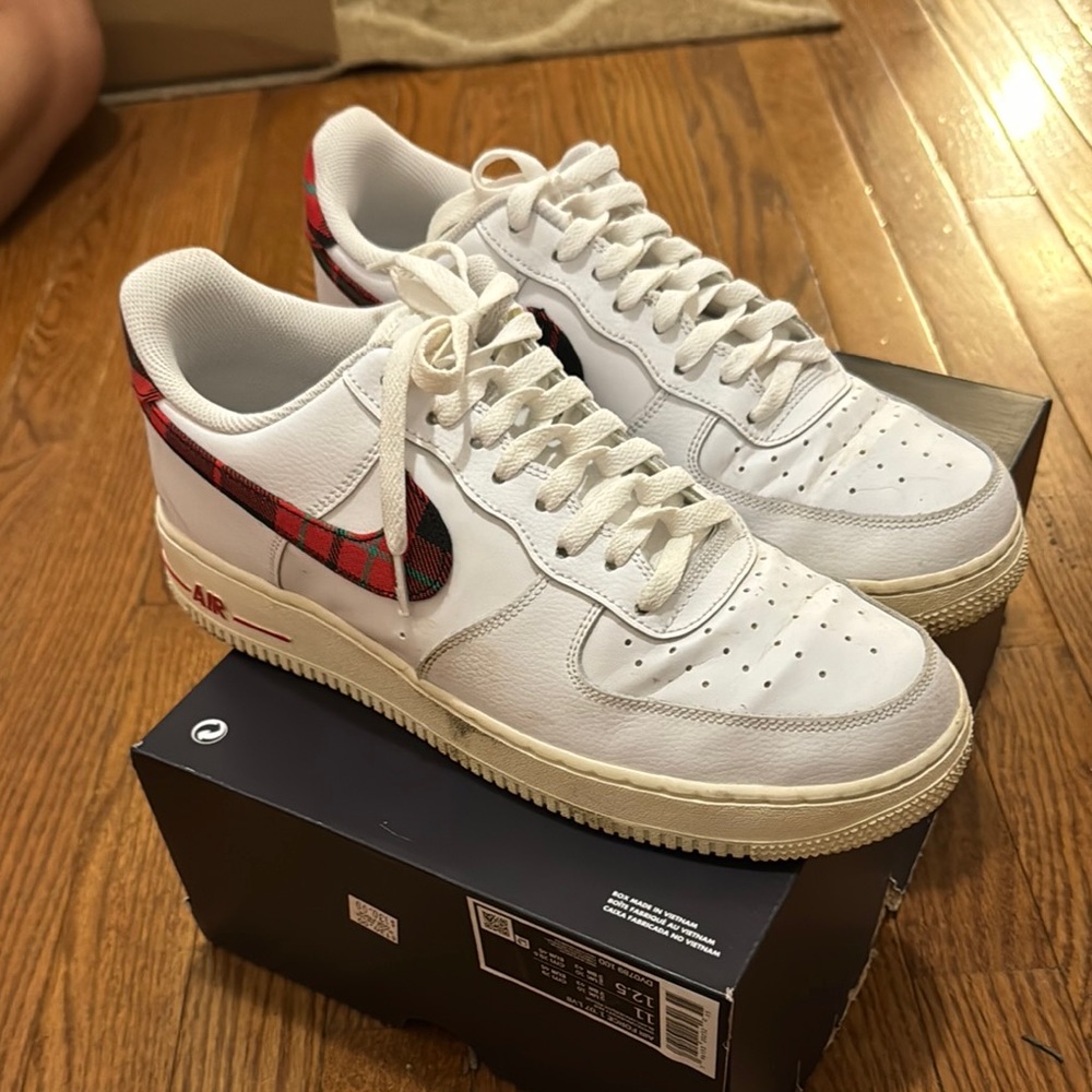Nike White and Red Sneakers Classic Style